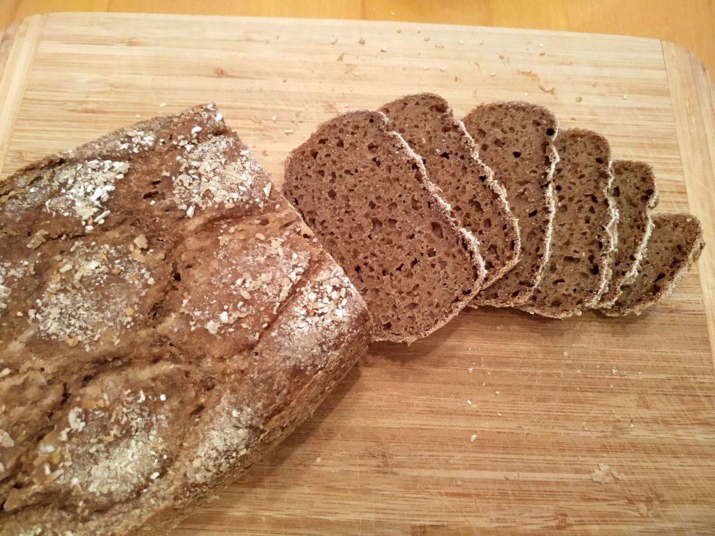 Ruchmehl-Roggenvollkorn-Brot mit alpenländischem Brotgewürz