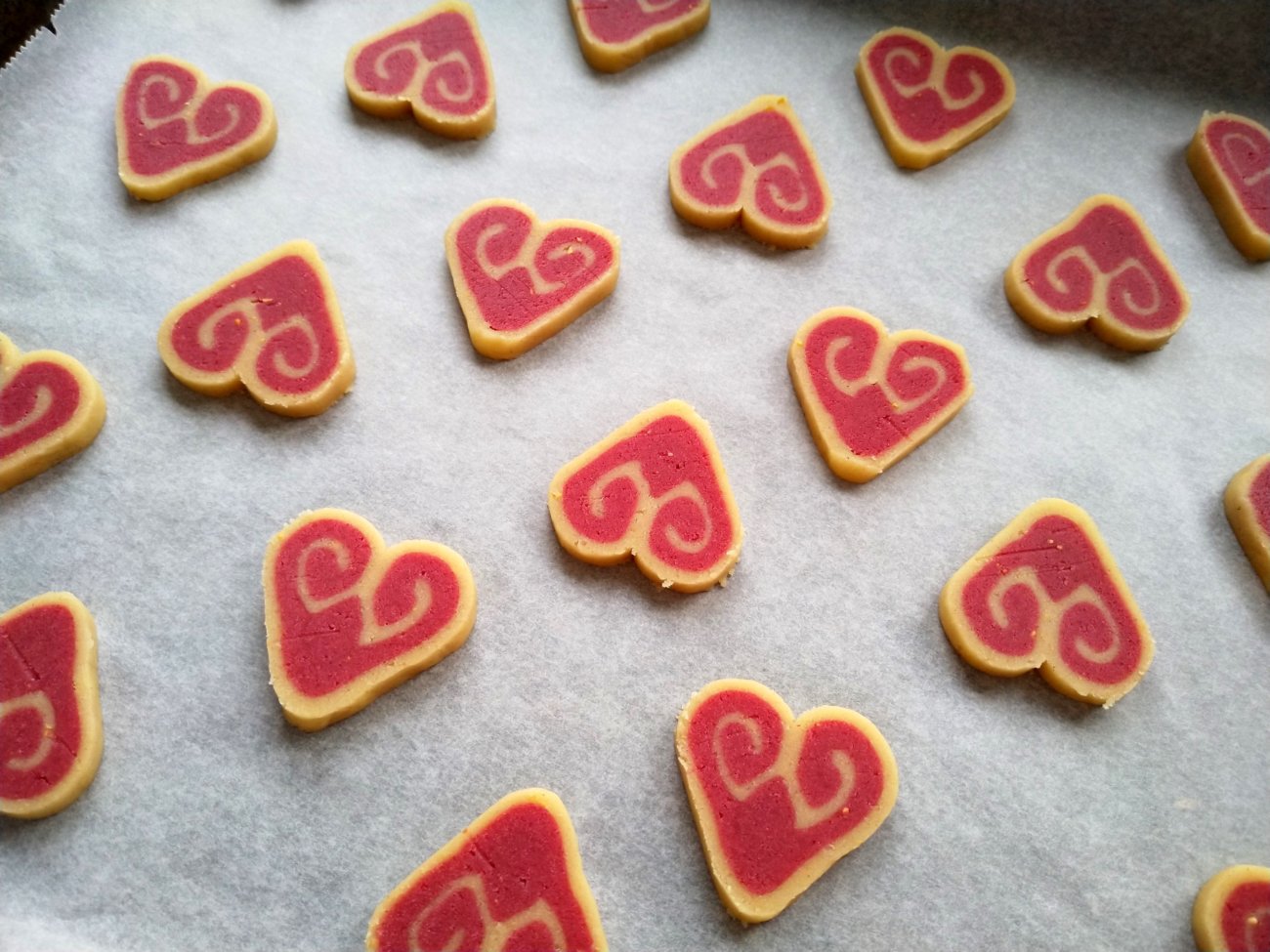 Herz-Kekse zum Valentinstag - Plätzchen aus Mürbeteig